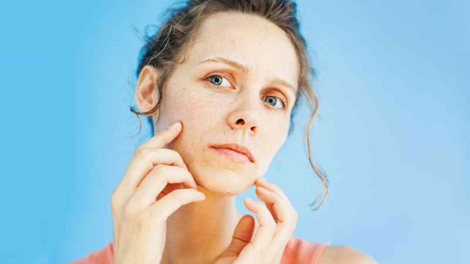 Da xanh xao: Thông thường, các tế bào máu đỏ vận chuyển oxy tới các mô trong cơ thể, khiến làn da khỏe mạnh, hồng hào. Tuy nhiên, những bộ phận không nhận đủ oxy cần thiết như môi, ngón tay sẽ trở nên xanh xao. Điều này càng rõ rệt hơn ở những người mắc bệnh phổi ở giai đoạn cuối.