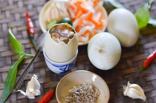 Mới đây, bảo tàng có tên Disgusting Food của Thụy Điển đã trưng bày hơn 80 món ăn được đánh giá là kinh dị bậc nhất thế giới. Điều đặc biệt là hột vịt lộn, sầu riêng và cả cà phê chồn của Việt Nam cũng nằm trong danh sách này. Trứng vịt lộn, món ăn ngon rẻ xuất hiện khá nhiều ở các quán vỉa hè ăn vặt Việt Nam được nhiều người phương Tây nhận định rằng phải có dũng khí lắm mới dám ăn.