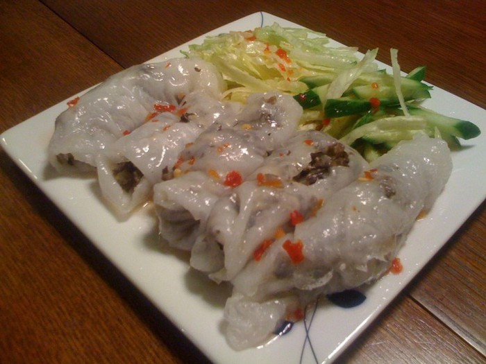 Bánh cuốn: Thêm thịt băm, nấm và nước chấm, bạn đã có một bữa sáng bằng món bánh cuốn ngon, bổ dưỡng.