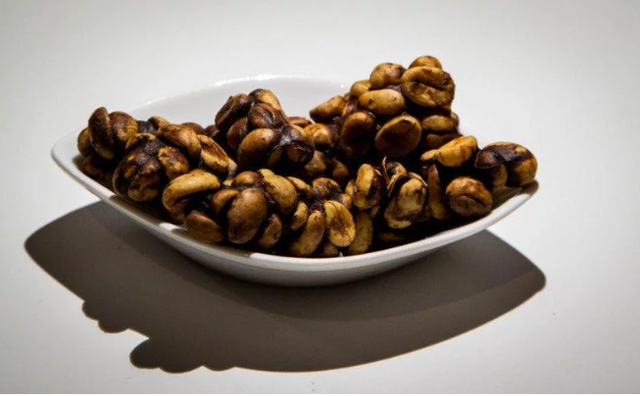 Cà phê chồn thì tính "kinh dị" của nó chính là việc hạt cà phê được lấy từ phân của con chồn, sau khi cho chúng ăn quả cà phê chín. Ảnh: Internet.