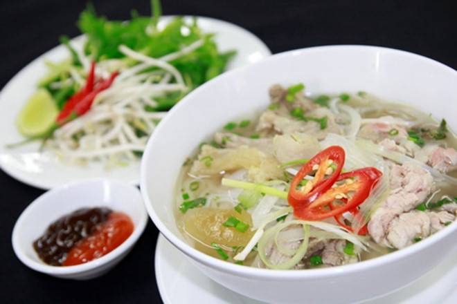 Phở Việt: Món phở gồm có nước dùng, bánh phở tươi, rau thơm, ăn kèm thịt bò hoặc gà. Món ăn có hương thơm quyến rũ, ăn ngon miệng và hương vị rất cân bằng.
