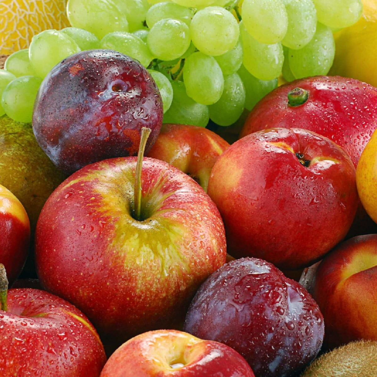 Ăn nhiều trái cây và rau: Các loại trái cây và rau quả có màu sắc rực rỡ chứa các chất chống oxy hóa có thể giúp giữ cho hệ thống miễn dịch của bạn mạnh mẽ.