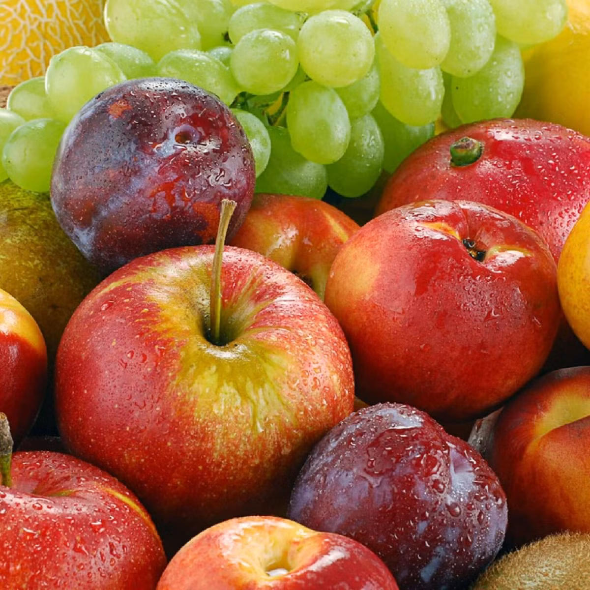 Ăn nhiều trái cây và rau: Các loại trái cây và rau quả có màu sắc rực rỡ chứa các chất chống oxy hóa có thể giúp giữ cho hệ thống miễn dịch của bạn mạnh mẽ.