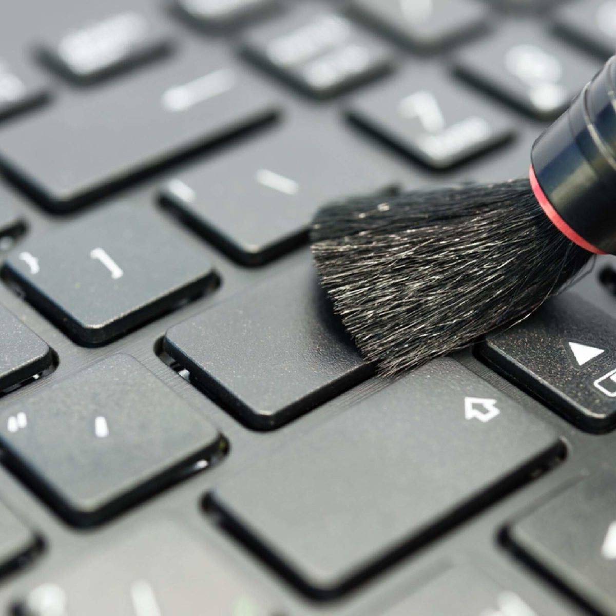 Làm sạch bề mặt tại nơi làm việc cũng như ở nhà: Trung tâm Kiểm soát và Phòng ngừa Dịch bệnh Mỹ khuyến nghị nên thường xuyên vệ sinh các vật và bề mặt nơi làm việc thường xuyên chạm tay vào để ngăn chặn sự lây lan của vi trùng như cúm.