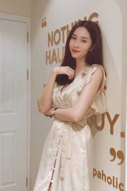 Váy lụa phom suông tôn dáng vẻ mảnh mai và làn da của hoa hậu sau sinh. 