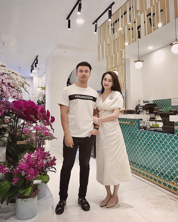 Thu Thảo diện chiếc váy trắng xinh đẹp cách điệu phần ngực chụp cùng bạn thân. Ảnh: FB, Internet.