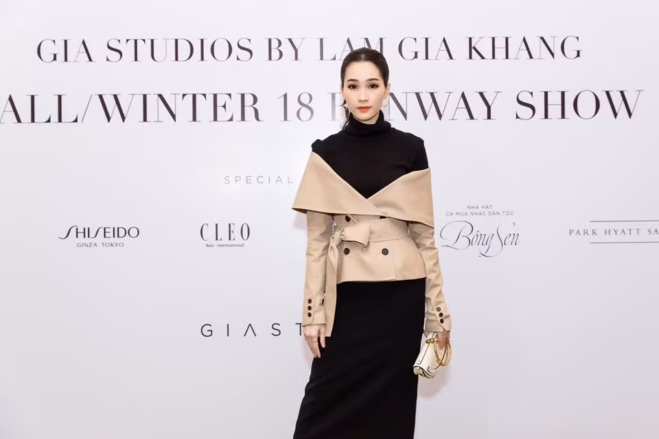 Hoa hậu Thu Thảo diện trang phục phối hai tông màu đen-nâu sang chảnh.