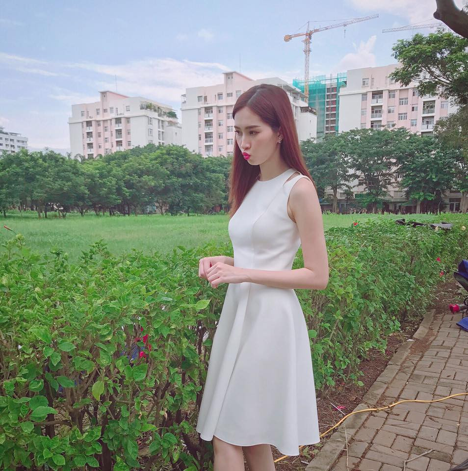 Thu Thảo trông nền nã trong chiếc váy trắng.