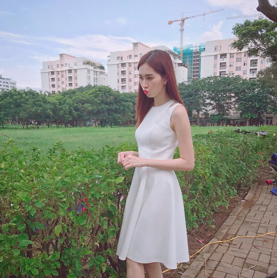 Thu Thảo trông nền nã trong chiếc váy trắng.