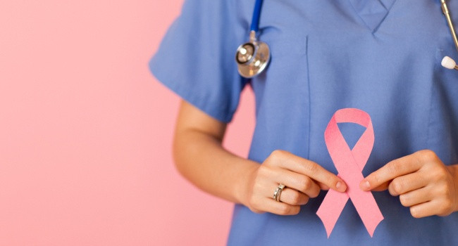 Giảm nguy cơ ung thư: Những người làm việc ban đêm hoặc không ngủ đủ giấc có thể gặp một số vấn đề về sức khỏe như ung thư đại tràng và ung thư vú. Ảnh: Boldsky.