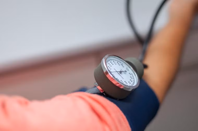 Huyết áp cao: Nghiên cứu mới cũng chỉ ra rằng những người lớn tuổi huyết áp cao có nhiều khả năng phát triển rối loạn và mảng bám trong não, cả hai đều là dấu hiệu của bệnh Alzheimer.