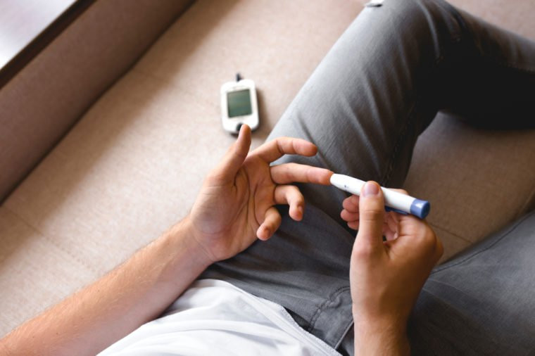 Bệnh tiểu đường: Mối liên hệ giữa bệnh tiểu đường và bệnh Alzheimer là khá mạnh. Bệnh tiểu đường góp phần gây bệnh mạch máu não (điều kiện làm tăng nguy cơ đột quỵ), đó là một yếu tố quan trọng đối với bệnh Alzheimer.