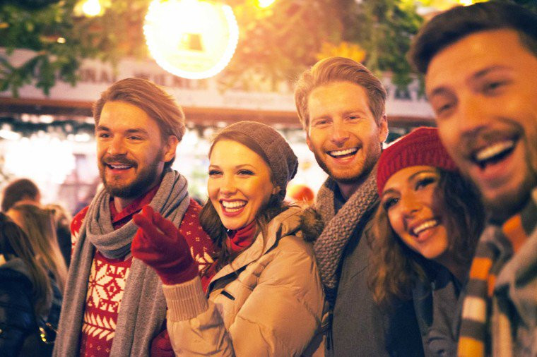 Đừng ngồi hoặc nằm ì một chỗ sau bữa tiệc: Những vận động nhẹ như đi bộ hay đi dạo vòng quanh sau khi ăn giúp bạn bớt căng thẳng và đầy bụng ngay sau bữa tiệc.