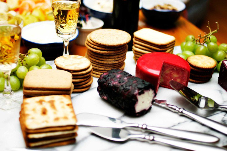  Tránh để bụng đói: Theo tiến sĩ Carol Goldberg, nhà tâm lý học ở New York, Mỹ, hãy tạo thói quen ăn nhẹ trước khi đi dự tiệc. Nếu để bụng đói đi tiệc, bạn sẽ càng muốn ăn nhiều những món hấp dẫn nhưng không lành mạnh.