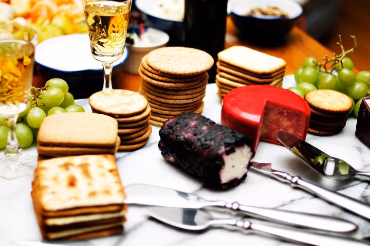  Tránh để bụng đói: Theo tiến sĩ Carol Goldberg, nhà tâm lý học ở New York, Mỹ, hãy tạo thói quen ăn nhẹ trước khi đi dự tiệc. Nếu để bụng đói đi tiệc, bạn sẽ càng muốn ăn nhiều những món hấp dẫn nhưng không lành mạnh.