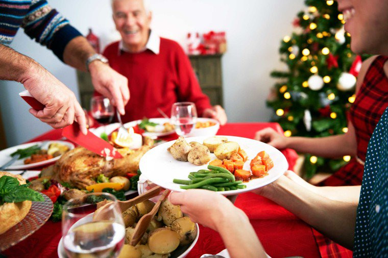 Chọn đĩa ăn nhỏ hơn: Gisela Bouvier, một chuyên gia dinh dưỡng Mỹ, cho biết việc kiểm soát khẩu phần ăn trong bữa tiệc là rất quan trong. Để giữ eo thon dáng chuẩn khi đi tiệc, bạn nên sử dụng một chiếc đĩa nhỏ hơn, chọn các món rau và protein nạc.