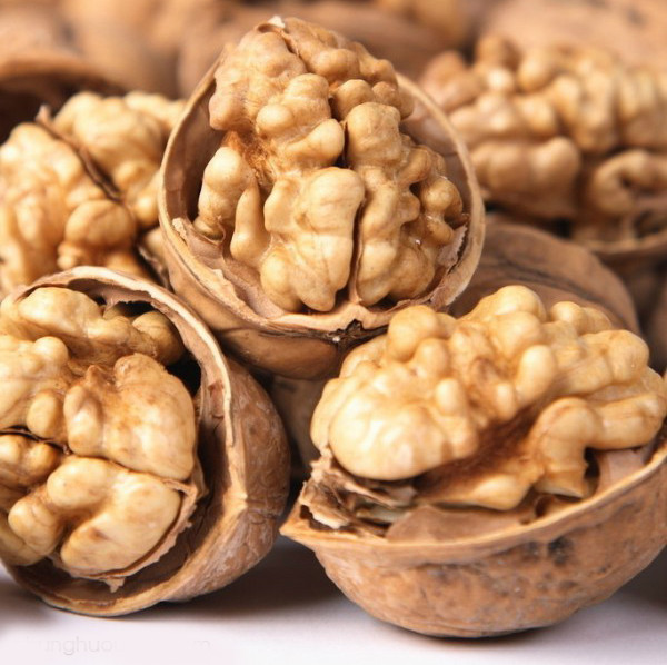 Hạt óc chó tráng thận bổ não: Hạt óc chó có tác dụng nuôi dưỡng, ngoài bổ thận khí, hạt óc chó còn có thể chống lão hóa não bộ, tăng cường trí nhớ.