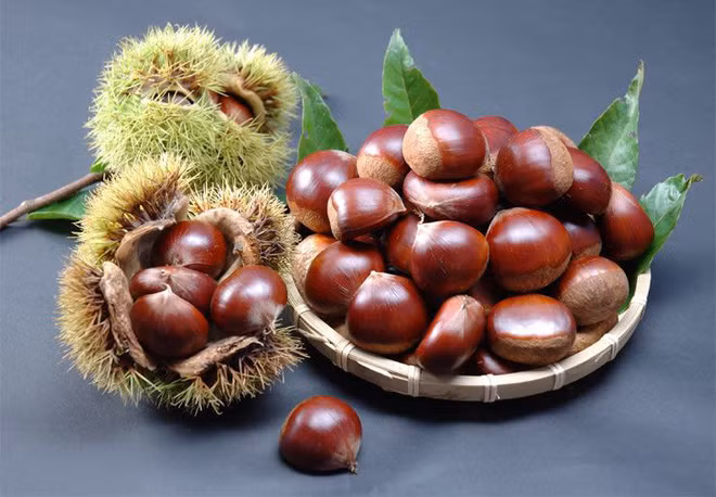Hạt dẻ: Chúng ta thường nghĩ đến những loại thuốc bổ thận cao siêu mà quên đi những món ăn dân dã hàng ngày có tác dụng còn tốt hơn. Hạt dẻ được xem là thực phẩm mùa đông "bổ thận, tráng dương" cực hiệu quả.