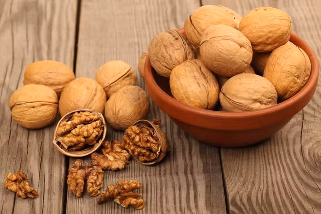 Bài thuốc bổ thận tráng dương từ óc chó: 250g hạt óc chó tán bột, 10 con tôm to tươi, lòng trắng trứng gà, dầu ăn, rượu vang, muối đường, hồ tiêu, bột nở, hành gừng... Tôm ướp gia vị, tẩm bột trứng, nhúng bột óc chó để rán.