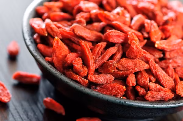 Mỗi ngày, chỉ cần ăn khoảng 40 hạt kỷ tử. Duy trì ăn thường xuyên sẽ giúp cho bạn bồi bổ gan thận, ích tinh, sáng mắt và rất nhiều tác dụng khác.