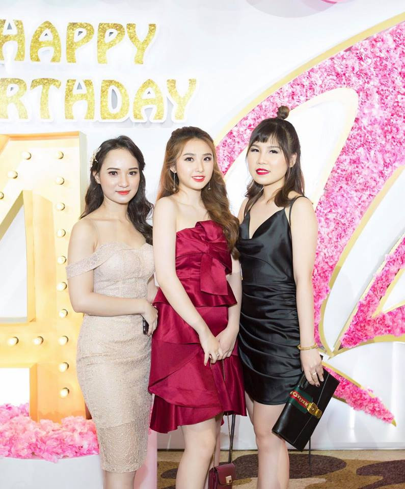 Khi đi tiệc, cô chọn váy đỏ nổi bật tôn lên làn da trắng mịn.