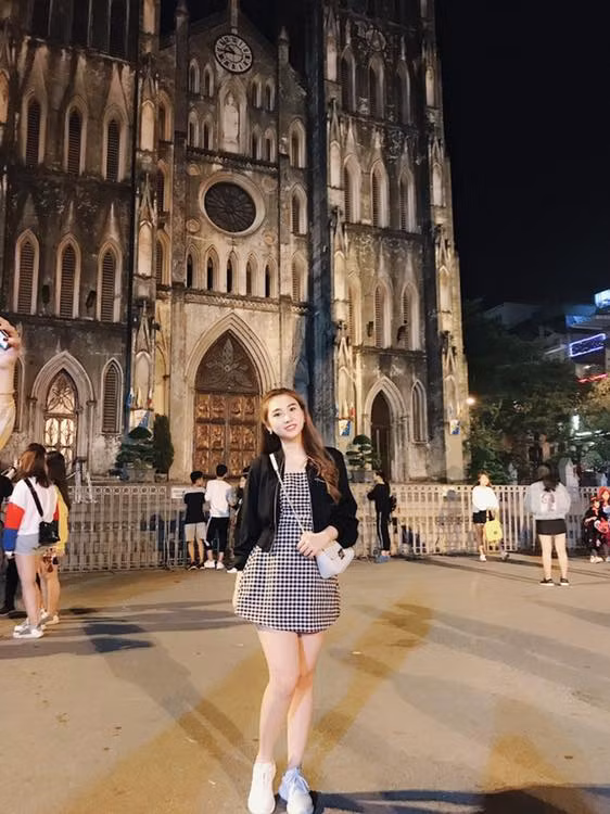 Những chiếc váy ngắn giúp cô khoe đôi chân trắng nõn nà.