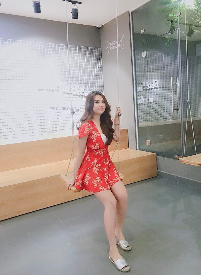 Cô diện chiếc váy đỏ khá ngắn.