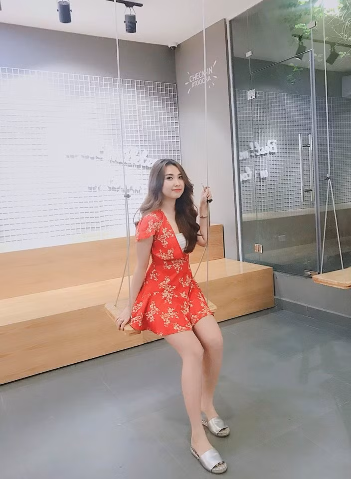 Cô diện chiếc váy đỏ khá ngắn.