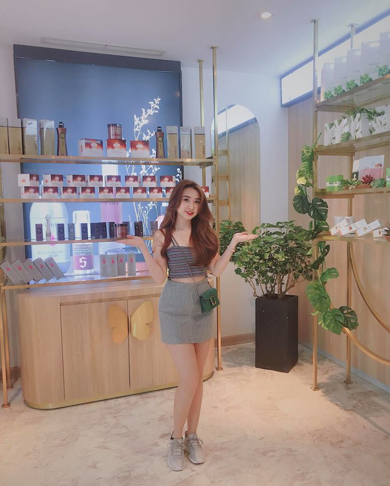 Áo hai dây và váy ngắn là items phổ biến trong tủ đồ của người đẹp.