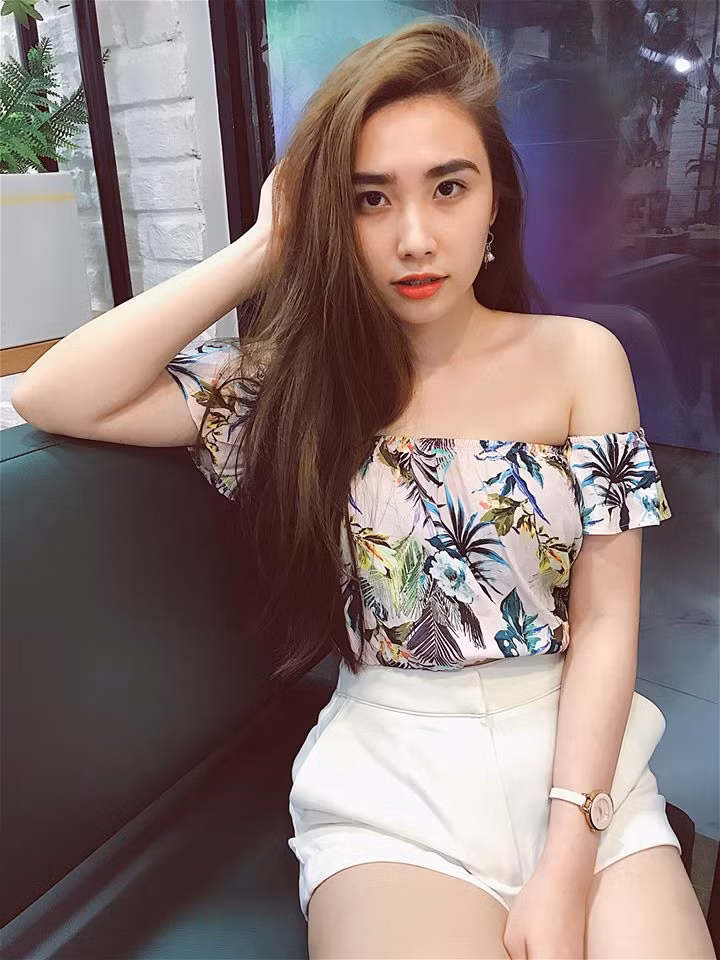 Bạn gái tin đồn của thủ môn Bùi Tiến Dũng không chỉ xinh đẹp mà còn sở hữu gu thời trang khá sành điệu và sexy.