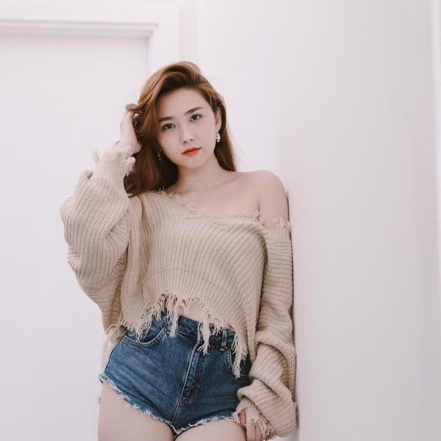 Chiếc áo lệch vai khéo khoe làn da trắng nõn. Ảnh: FBNV.