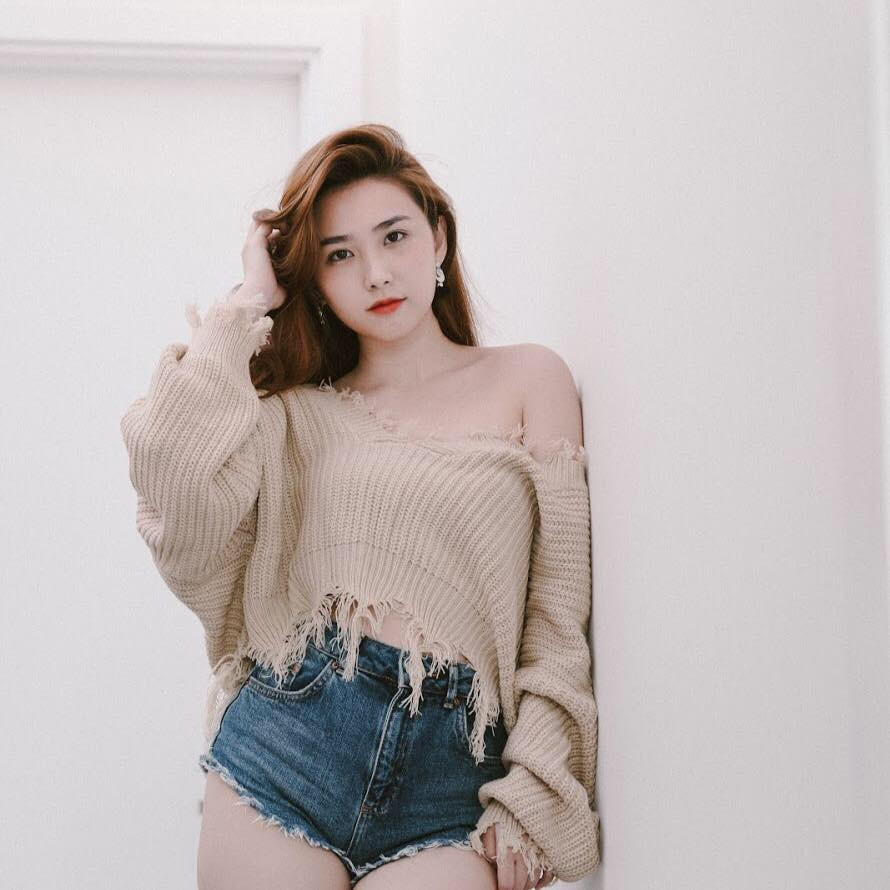 Chiếc áo lệch vai khéo khoe làn da trắng nõn. Ảnh: FBNV.