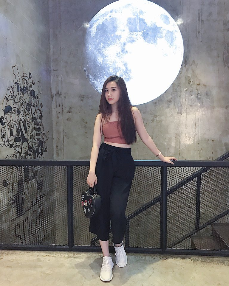 Áo quây và quần clutch ống rộng làm nổi bật vòng eo thon thả.