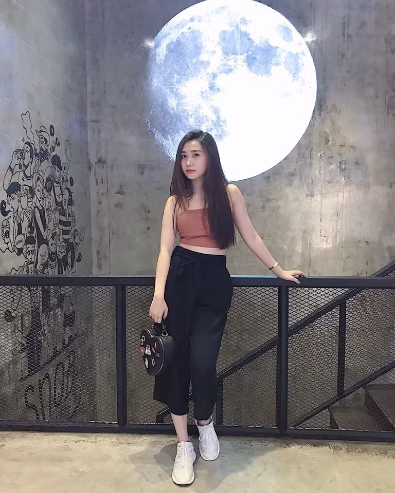 Áo quây và quần clutch ống rộng làm nổi bật vòng eo thon thả.