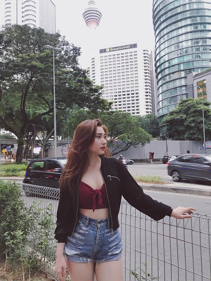 Cô rất biết chọn trang phục để khoe những đường cong của cơ thể.