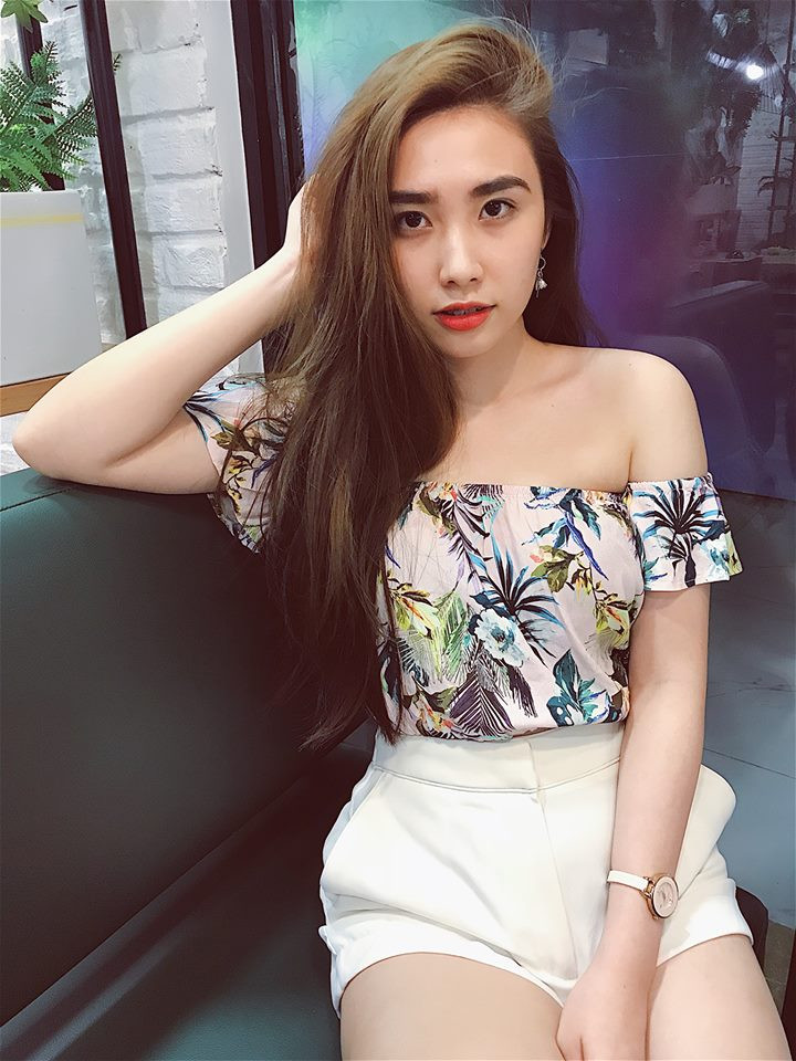 Bạn gái tin đồn của thủ môn Bùi Tiến Dũng không chỉ xinh đẹp mà còn sở hữu gu thời trang khá sành điệu và sexy.