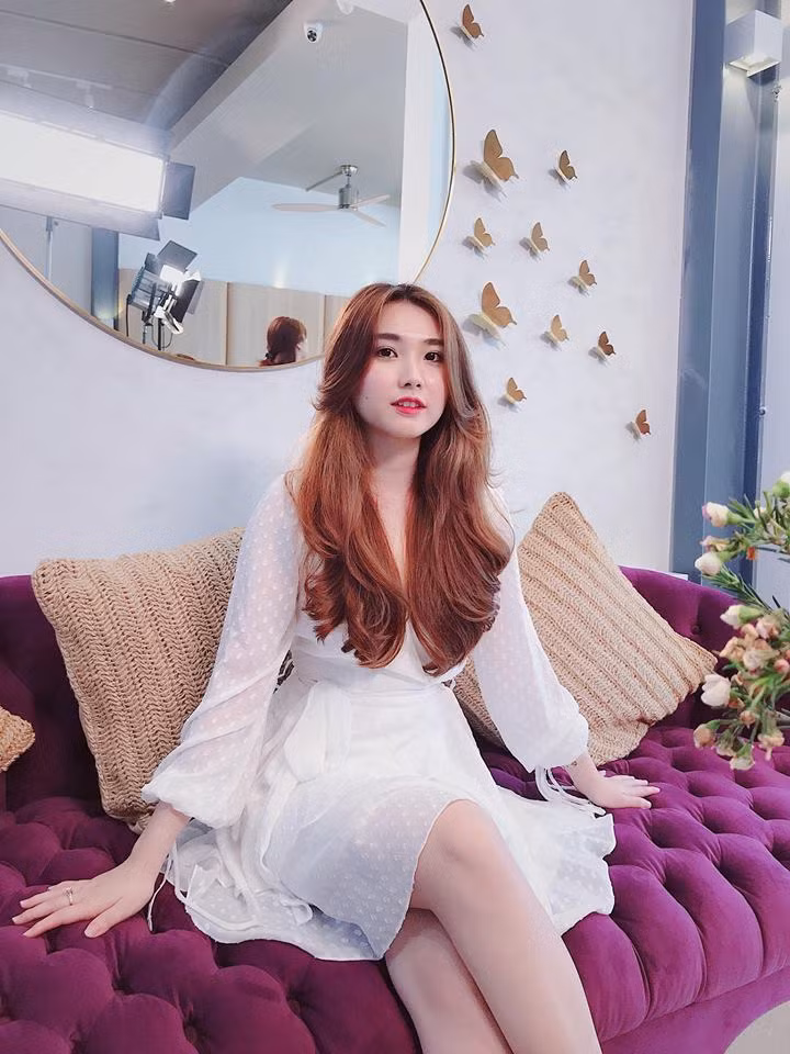 Thanh Mèo dịu dàng và nữ tính trong chiếc váy trắng tinh khôi.