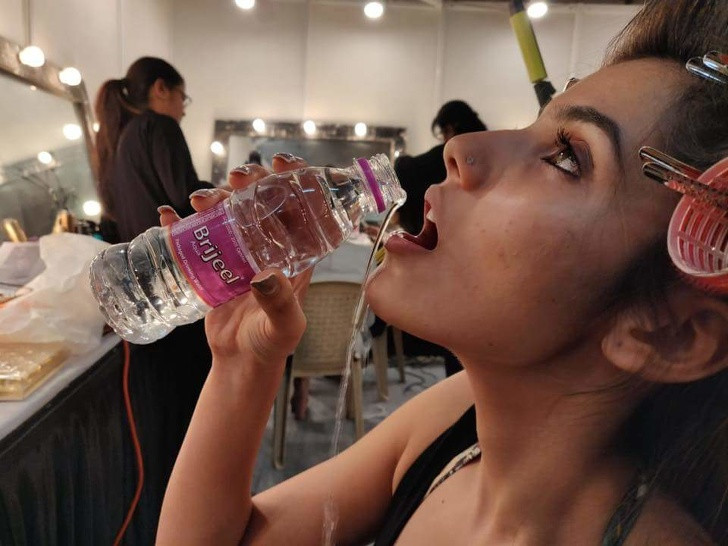 7. Cơ thể bị mất nước: Tất cả các quá trình liên quan đến tế bào của cơ thể, bao gồm cả sự trao đổi chất, đều phụ thuộc chặt chẽ vào nước. Nếu bạn bị mất nước, cơ thể có khả năng đốt cháy calo sẽ ít đi 2%, do đó làm chậm quá trình trao đổi chất.