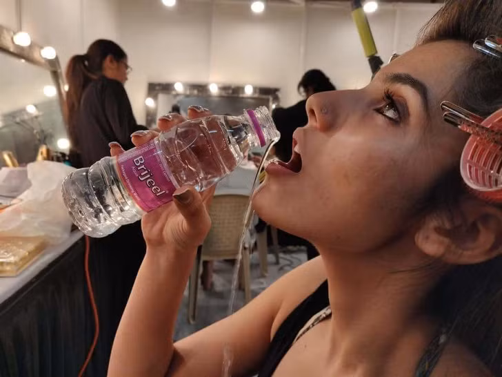 7. Cơ thể bị mất nước: Tất cả các quá trình liên quan đến tế bào của cơ thể, bao gồm cả sự trao đổi chất, đều phụ thuộc chặt chẽ vào nước. Nếu bạn bị mất nước, cơ thể có khả năng đốt cháy calo sẽ ít đi 2%, do đó làm chậm quá trình trao đổi chất.