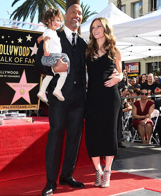 Tình cảm tài tử phim "Fast and Furious" dành cho vợ con thể hiện qua từng cử chỉ nhỏ nhất như cái siết eo.