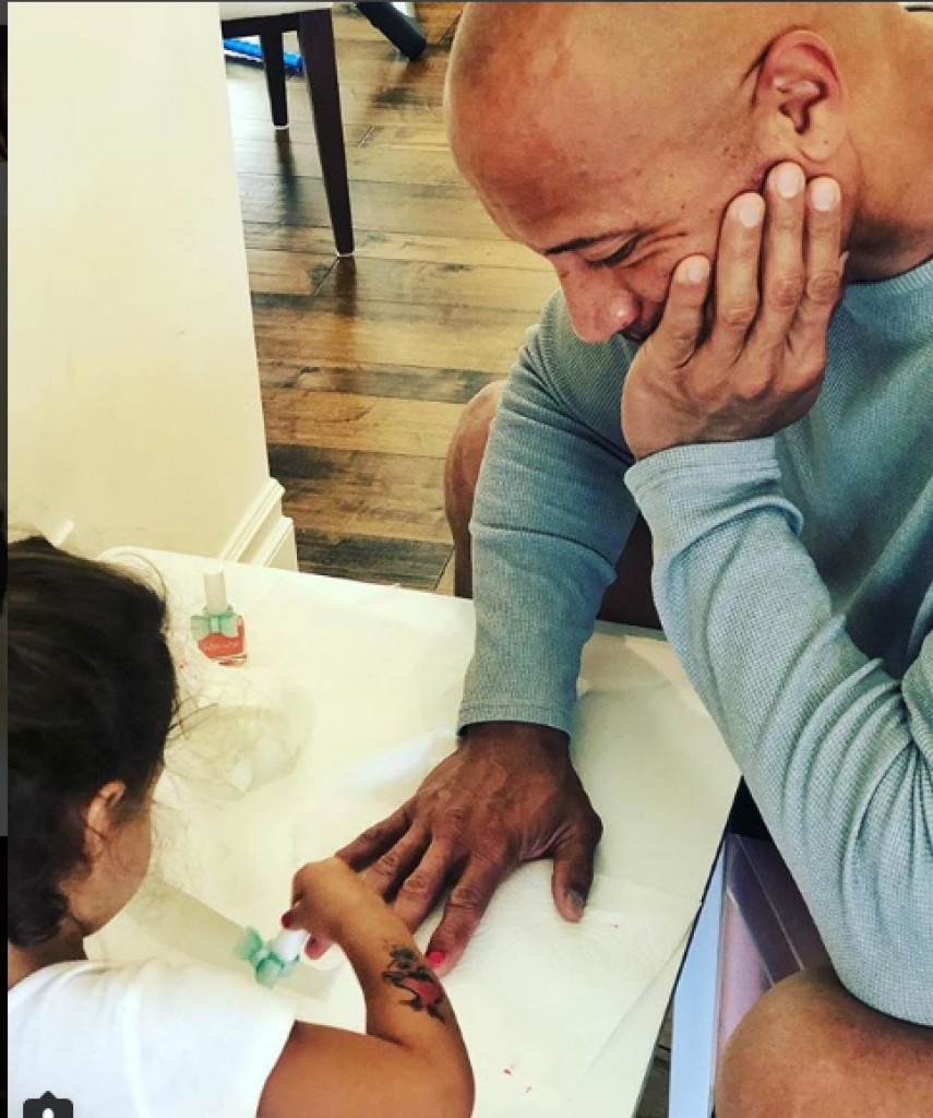 Anh không ngại làm mẫu để cô con gái sơn móng tay.