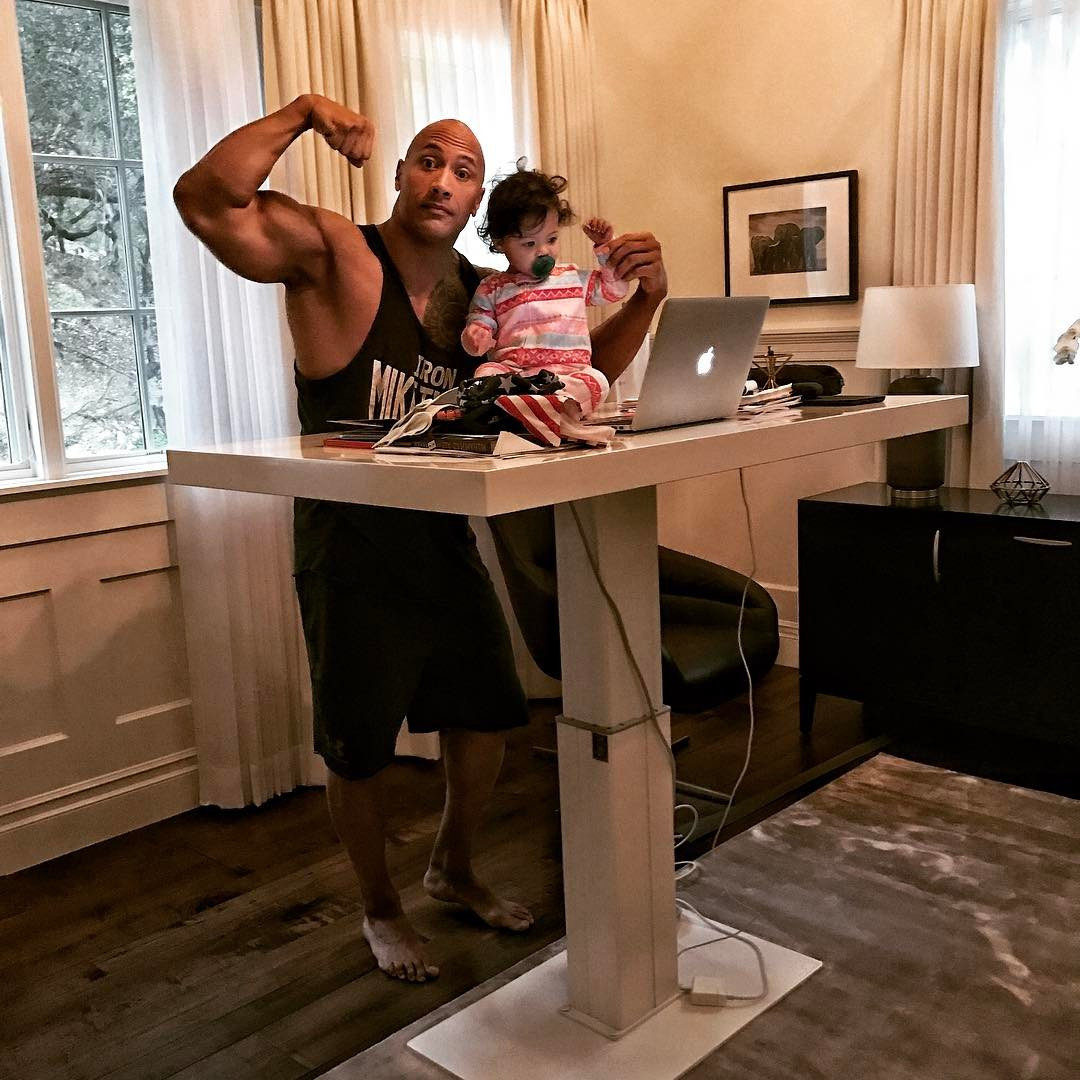 Anh vừa làm việc vừa chơi cùng con gái. Ảnh: Internet.