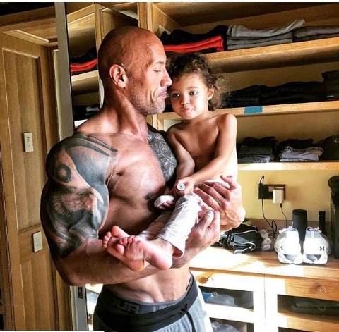 Lauren là người phụ nữ thứ hai Dwayne gắn bó dài lâu trong cuộc đời, dù họ chưa chính thức kết hôn, hai người đã có một cô con gái Jasmine 2 tuổi và bé Tiana 6 tháng tuổi. Hình ảnh Dwayne chăm sóc vợ con khiến tài tử này càng ghi điểm thêm trong mắt người hâm mộ.