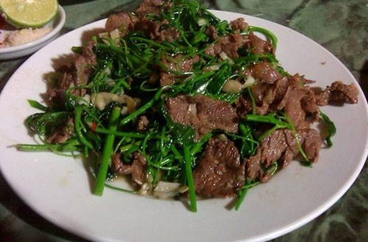 Món rau dớn xào thịt trâu đơn giản nhưng rất ngon miệng, có thể ăn cùng cơm nóng. Nhất là trong những ngày thời tiết se lạnh thì ngon vô cùng.