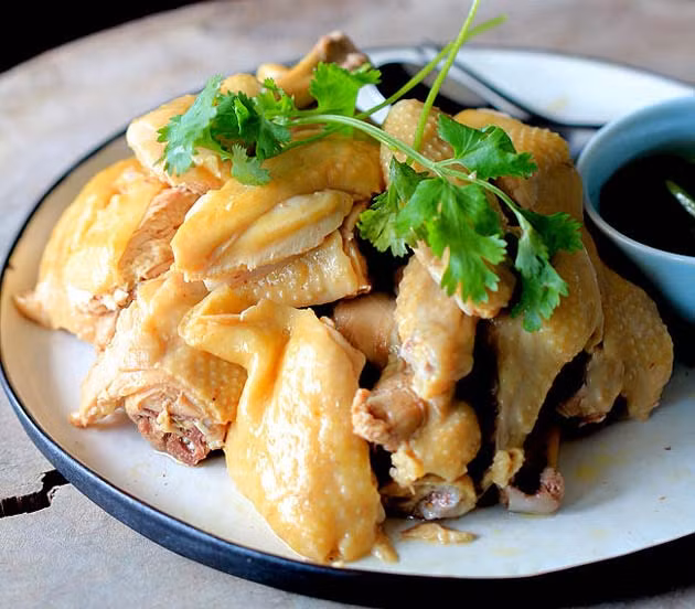 Nguyễn Quang Hải, chàng cầu thủ được mệnh danh là "Messi Việt Nam" rất nghiện ăn gà luộc và có thể một mình ăn hết cả con.