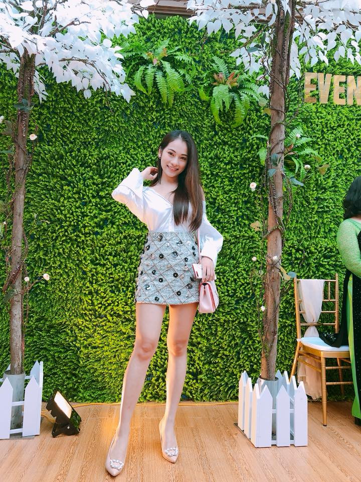 Áo sơ mi cách điệu và chân váy ngắn trẻ trung là những items thường xuyên được Lưu Sara chọn.