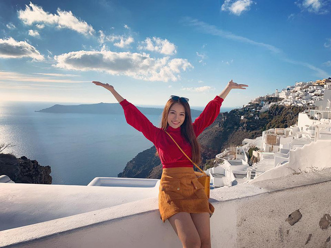 Cô chọn chân váy vàng phối với áo đỏ cũng hết sức nổi bật.