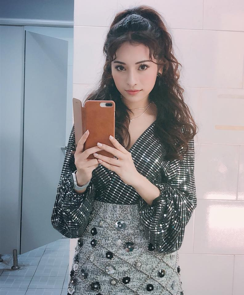 Áo kim tuyến lấp lánh và chân váy xám điệu đà, sang chảnh.