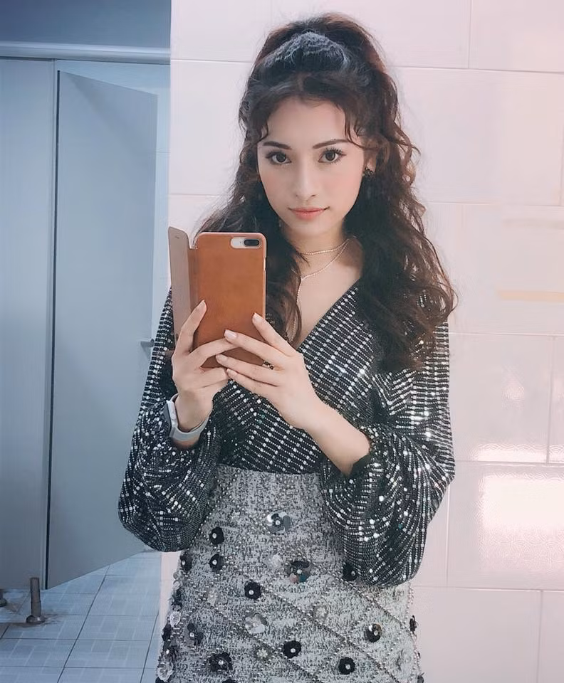 Áo kim tuyến lấp lánh và chân váy xám điệu đà, sang chảnh.