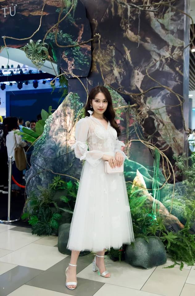 Khi đi sự kiện thì cô chọn những trang phục nữ tính như chiếc đầm trắng này.